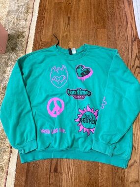 H&M Green Crewneck Sweatshirt with Pink Accent